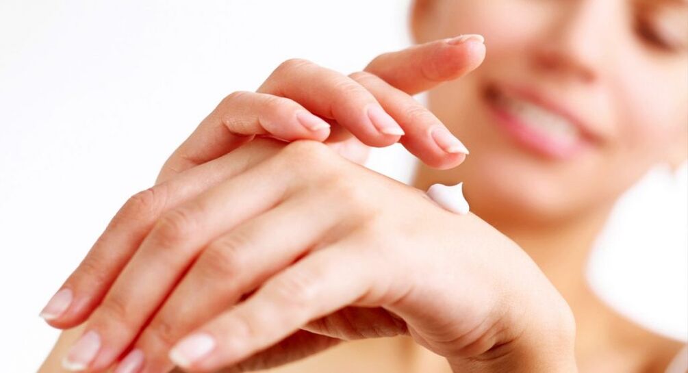 Anwendung von Handcreme zur Verjüngung der Haut