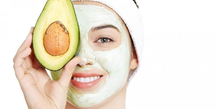 Maske mit Avocado zur Verjüngung der Haut