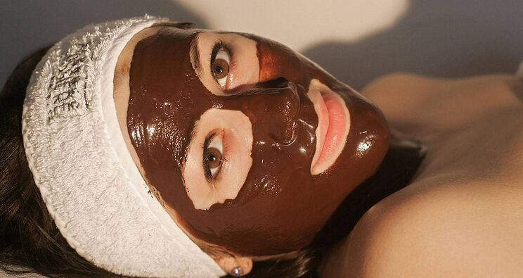 Maske mit Kakao zur Verjüngung der Haut